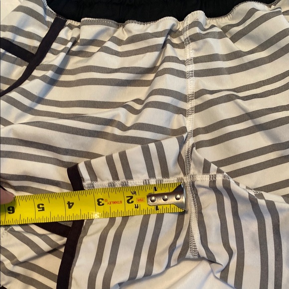 Lululemon Run Track Attack Short Women’s Twin Stripe Black Drawcord Waist Lined - Picture 3 of 7